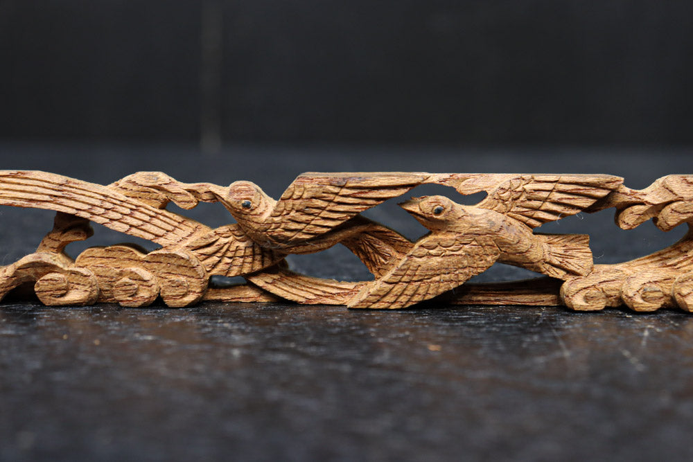 荒波を飛翔する波千鳥を描いた小さな彫刻飾り　DC8368ab　在庫(a:1 b:1)枚