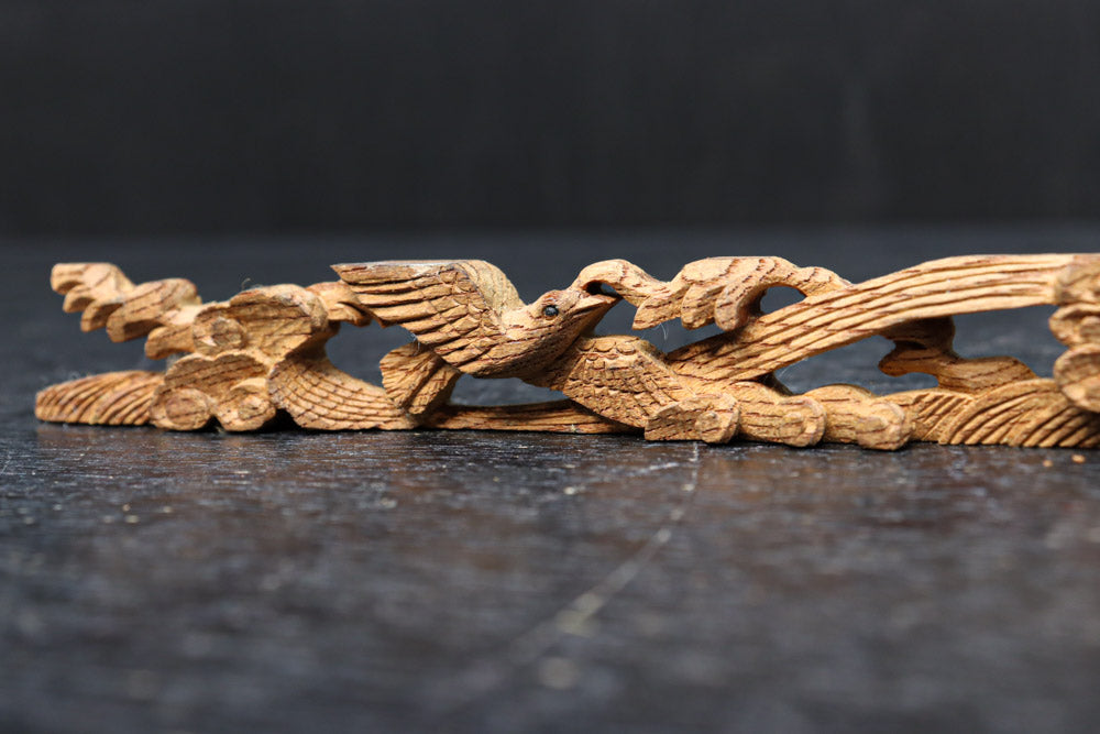 荒波を飛翔する波千鳥を描いた小さな彫刻飾り　DC8368ab　在庫(a:1 b:1)枚