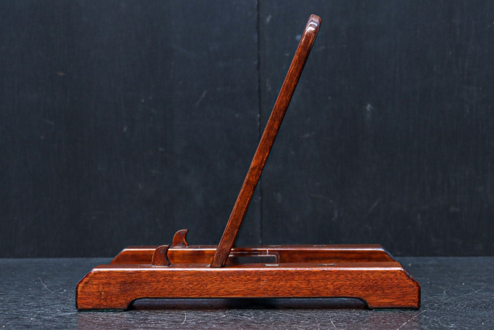 どっしりとした構えの大型皿立て　DC8384