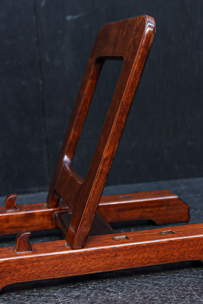 どっしりとした構えの大型皿立て　DC8384