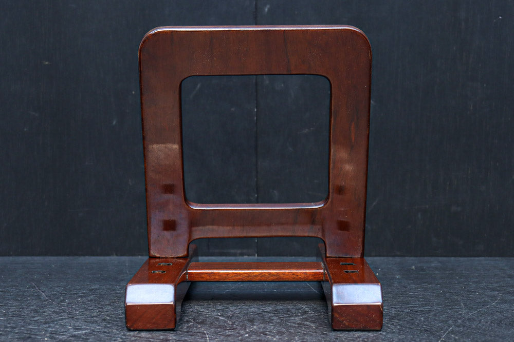 どっしりとした構えの大型皿立て　DC8384