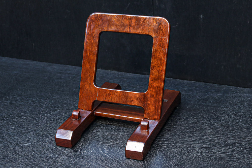 どっしりとした構えの大型皿立て　DC8384