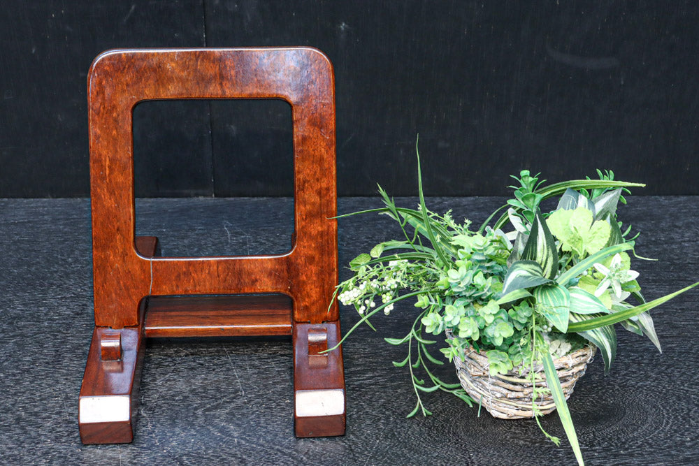 どっしりとした構えの大型皿立て　DC8384