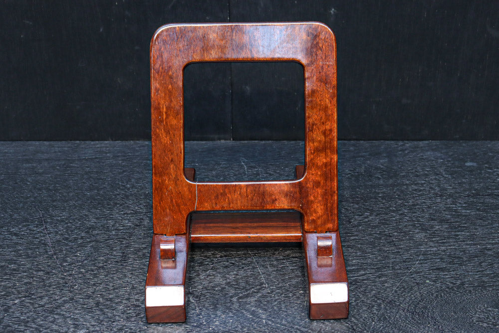 どっしりとした構えの大型皿立て　DC8384