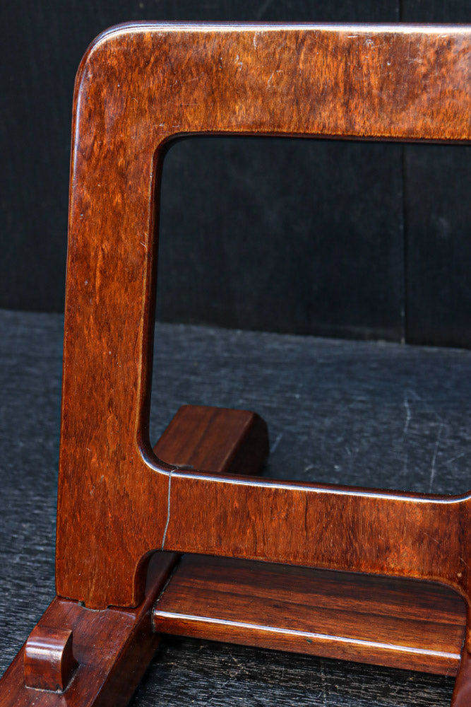 どっしりとした構えの大型皿立て　DC8384