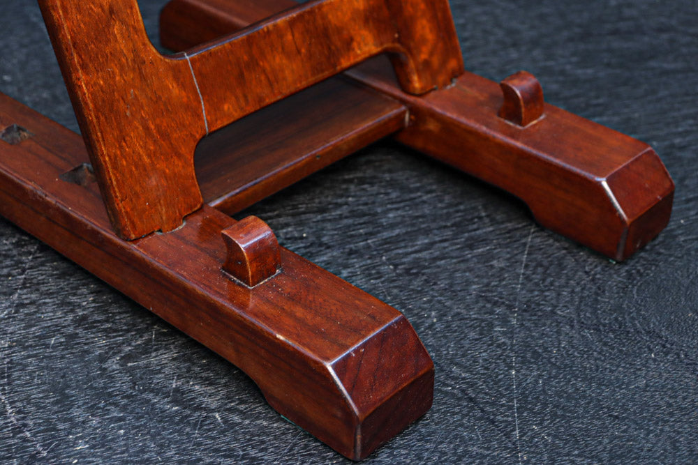 どっしりとした構えの大型皿立て　DC8384