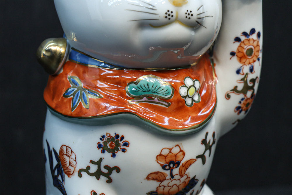 ちょこんと座る姿が可愛らしい招き猫　DC8388