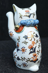 ちょこんと座る姿が可愛らしい招き猫　DC8388