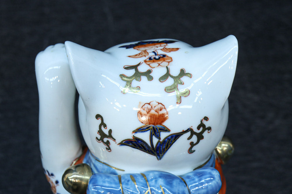 ちょこんと座る姿が可愛らしい招き猫　DC8388