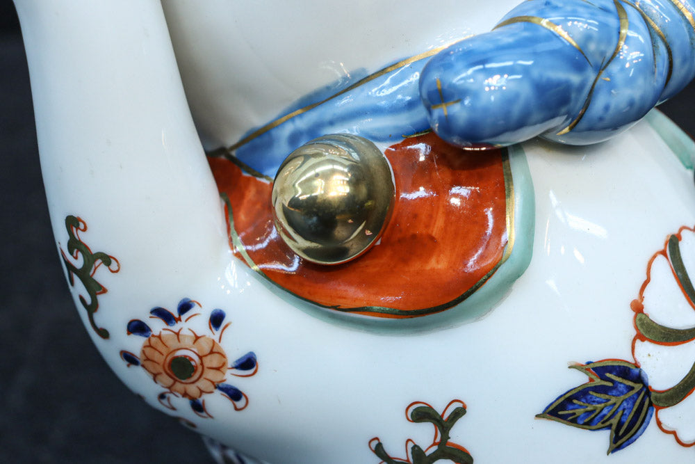 ちょこんと座る姿が可愛らしい招き猫　DC8388