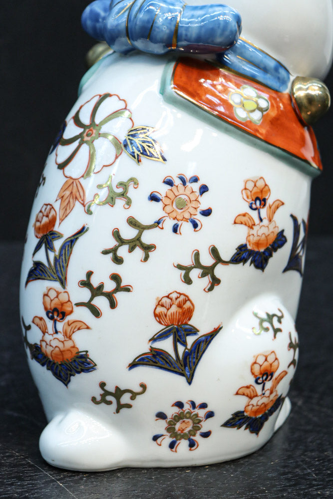 ちょこんと座る姿が可愛らしい招き猫　DC8388