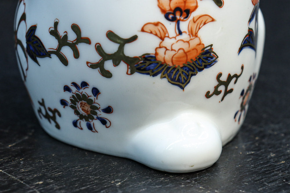 ちょこんと座る姿が可愛らしい招き猫　DC8388