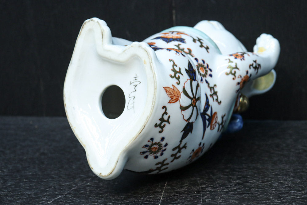 ちょこんと座る姿が可愛らしい招き猫　DC8388