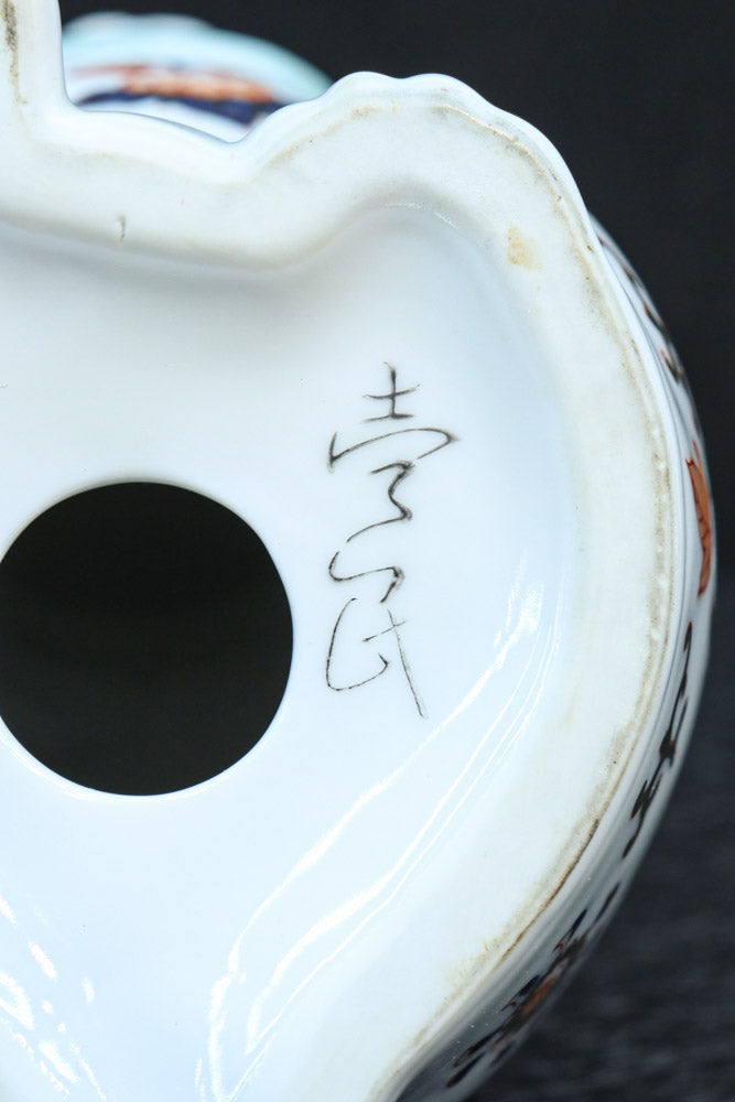 ちょこんと座る姿が可愛らしい招き猫　DC8388