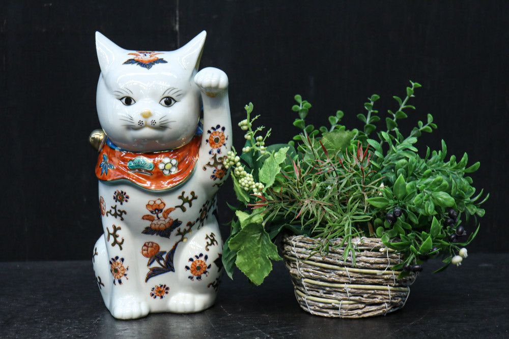 ちょこんと座る姿が可愛らしい招き猫　DC8388