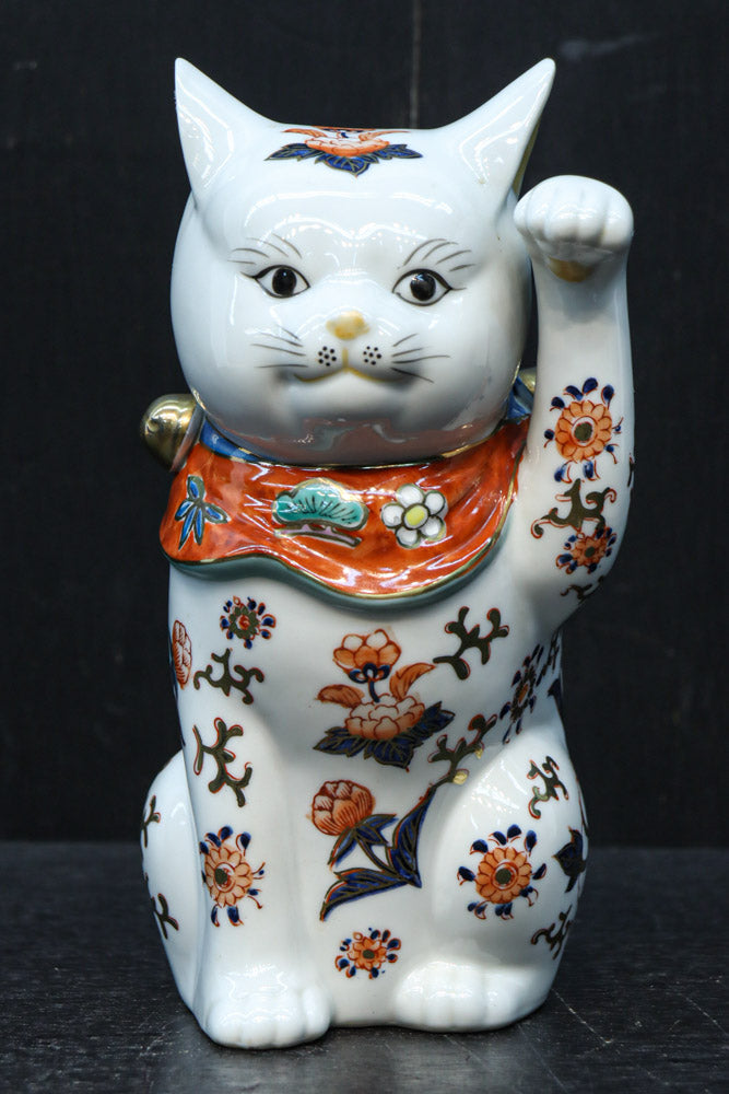 ちょこんと座る姿が可愛らしい招き猫　DC8388