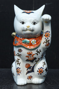 ちょこんと座る姿が可愛らしい招き猫　DC8388