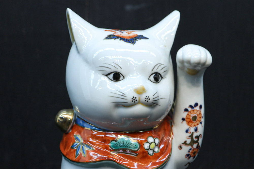 ちょこんと座る姿が可愛らしい招き猫　DC8388