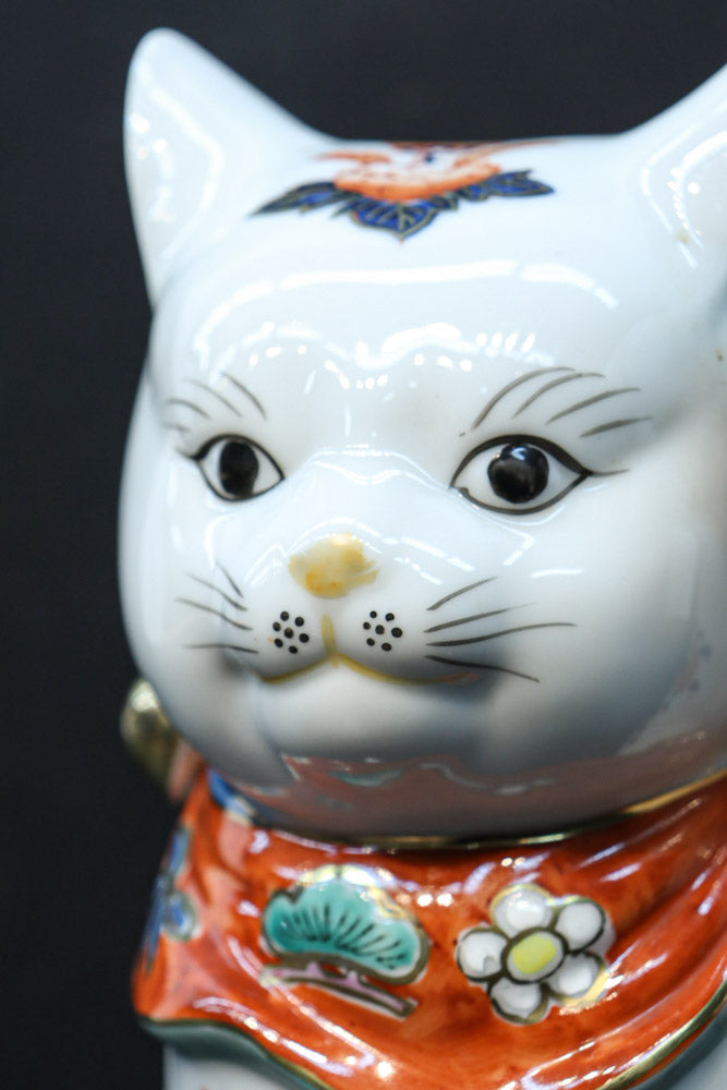 ちょこんと座る姿が可愛らしい招き猫　DC8388