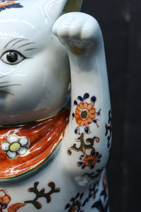 ちょこんと座る姿が可愛らしい招き猫　DC8388