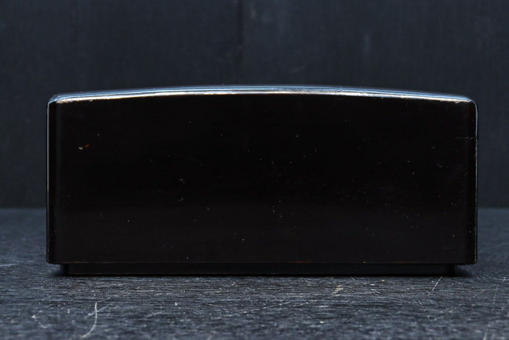 2羽の鶴が戯れる絵柄で上品な面持ちの蒔絵木箱　DC8389