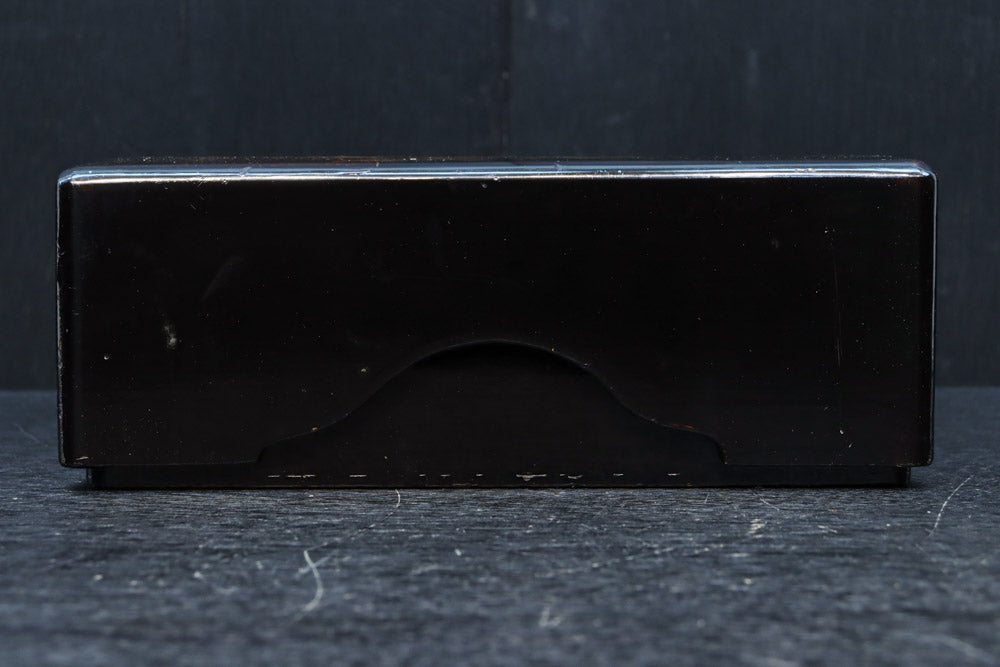 2羽の鶴が戯れる絵柄で上品な面持ちの蒔絵木箱　DC8389