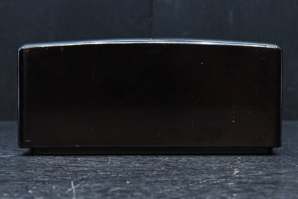 2羽の鶴が戯れる絵柄で上品な面持ちの蒔絵木箱　DC8389