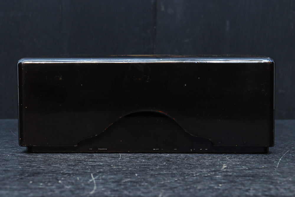 2羽の鶴が戯れる絵柄で上品な面持ちの蒔絵木箱　DC8389