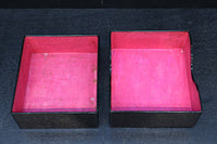 2羽の鶴が戯れる絵柄で上品な面持ちの蒔絵木箱　DC8389