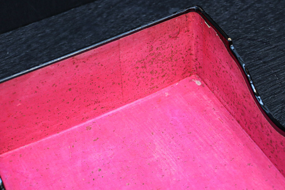 2羽の鶴が戯れる絵柄で上品な面持ちの蒔絵木箱　DC8389