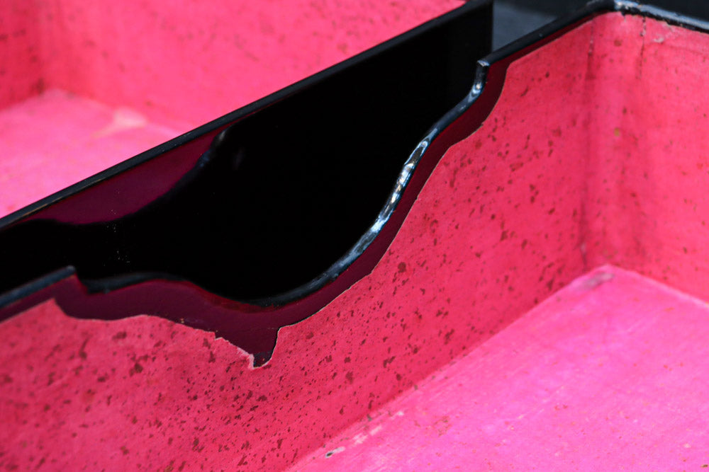 2羽の鶴が戯れる絵柄で上品な面持ちの蒔絵木箱　DC8389