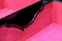 2羽の鶴が戯れる絵柄で上品な面持ちの蒔絵木箱　DC8389