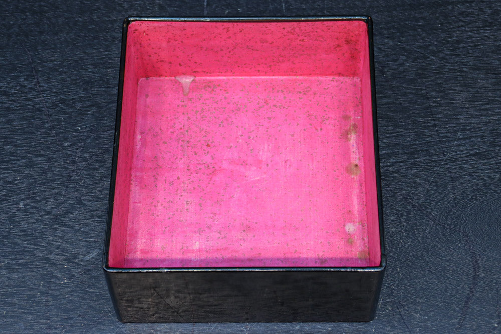 2羽の鶴が戯れる絵柄で上品な面持ちの蒔絵木箱　DC8389