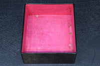 2羽の鶴が戯れる絵柄で上品な面持ちの蒔絵木箱　DC8389