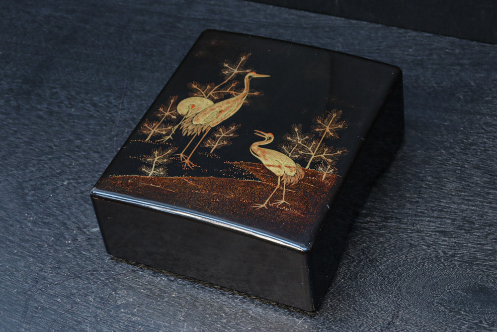 2羽の鶴が戯れる絵柄で上品な面持ちの蒔絵木箱　DC8389