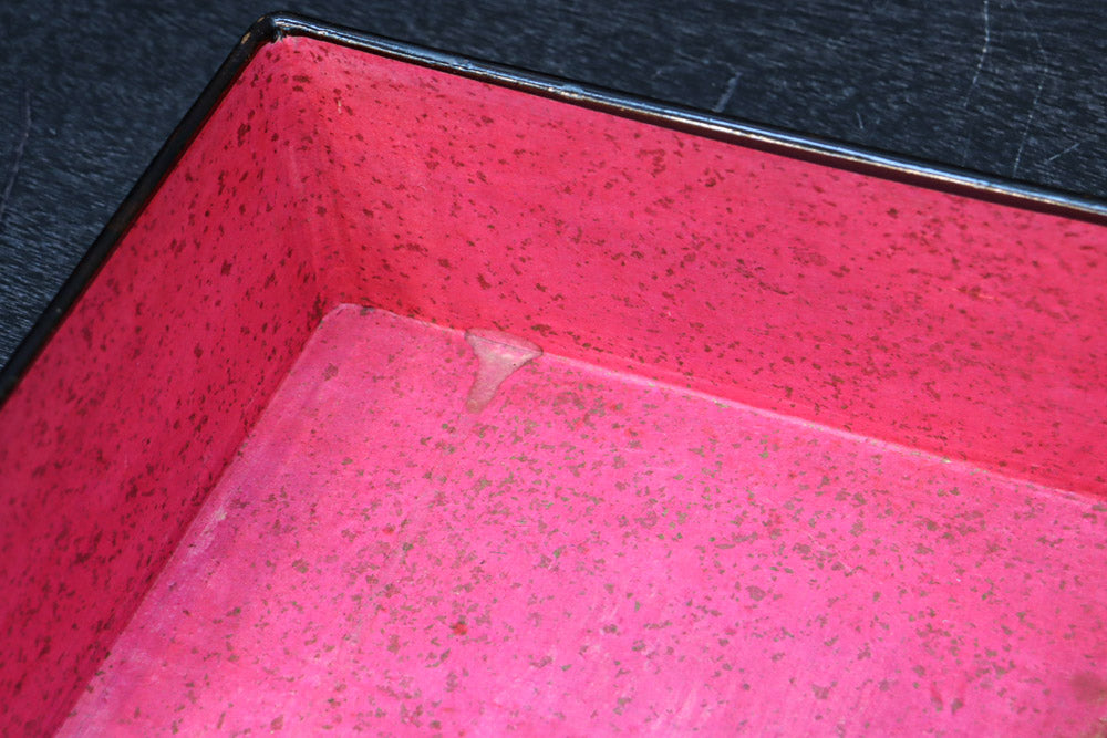 2羽の鶴が戯れる絵柄で上品な面持ちの蒔絵木箱　DC8389