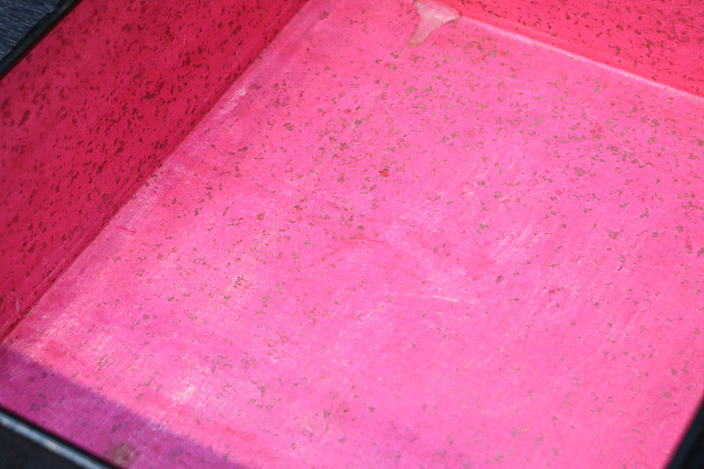 2羽の鶴が戯れる絵柄で上品な面持ちの蒔絵木箱　DC8389