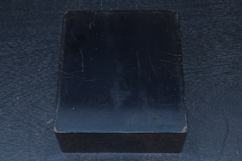 2羽の鶴が戯れる絵柄で上品な面持ちの蒔絵木箱　DC8389