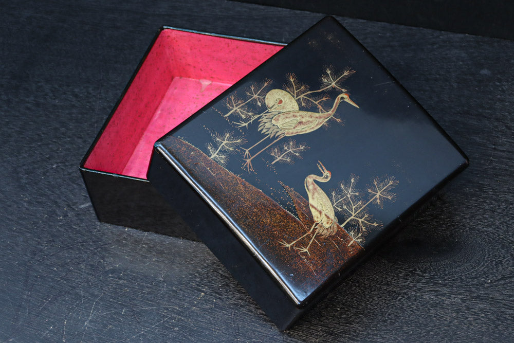 2羽の鶴が戯れる絵柄で上品な面持ちの蒔絵木箱　DC8389