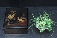 2羽の鶴が戯れる絵柄で上品な面持ちの蒔絵木箱　DC8389