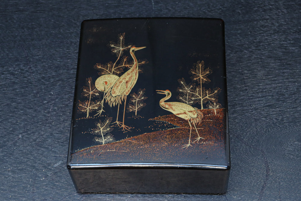 2羽の鶴が戯れる絵柄で上品な面持ちの蒔絵木箱　DC8389