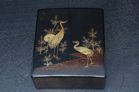 2羽の鶴が戯れる絵柄で上品な面持ちの蒔絵木箱　DC8389