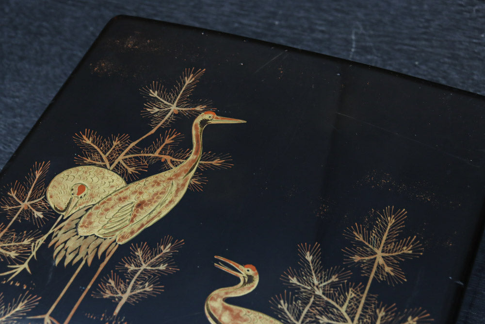 2羽の鶴が戯れる絵柄で上品な面持ちの蒔絵木箱　DC8389