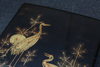 2羽の鶴が戯れる絵柄で上品な面持ちの蒔絵木箱　DC8389