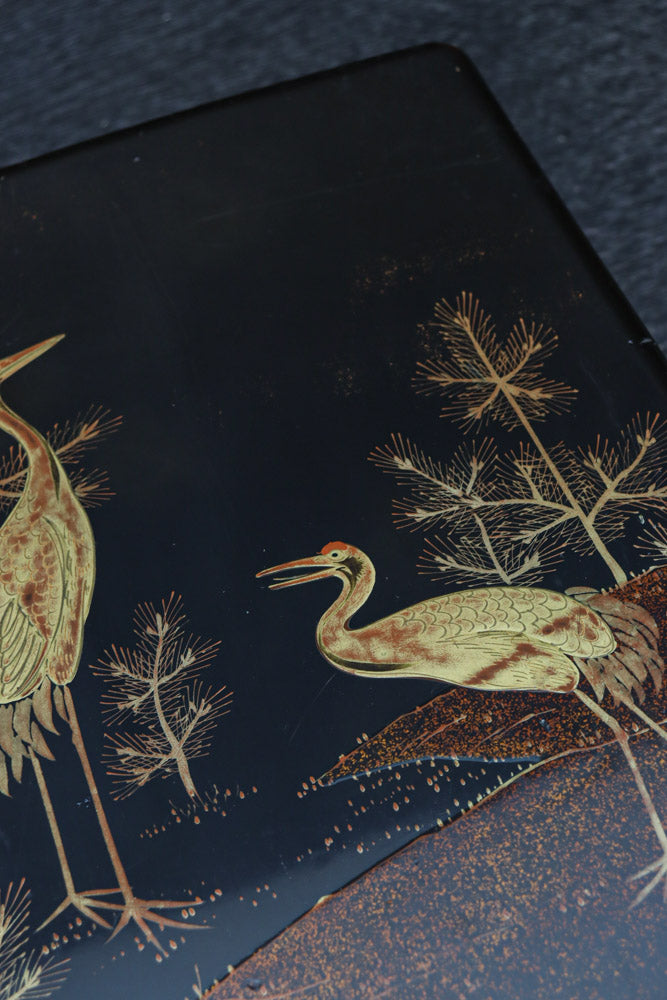 2羽の鶴が戯れる絵柄で上品な面持ちの蒔絵木箱　DC8389