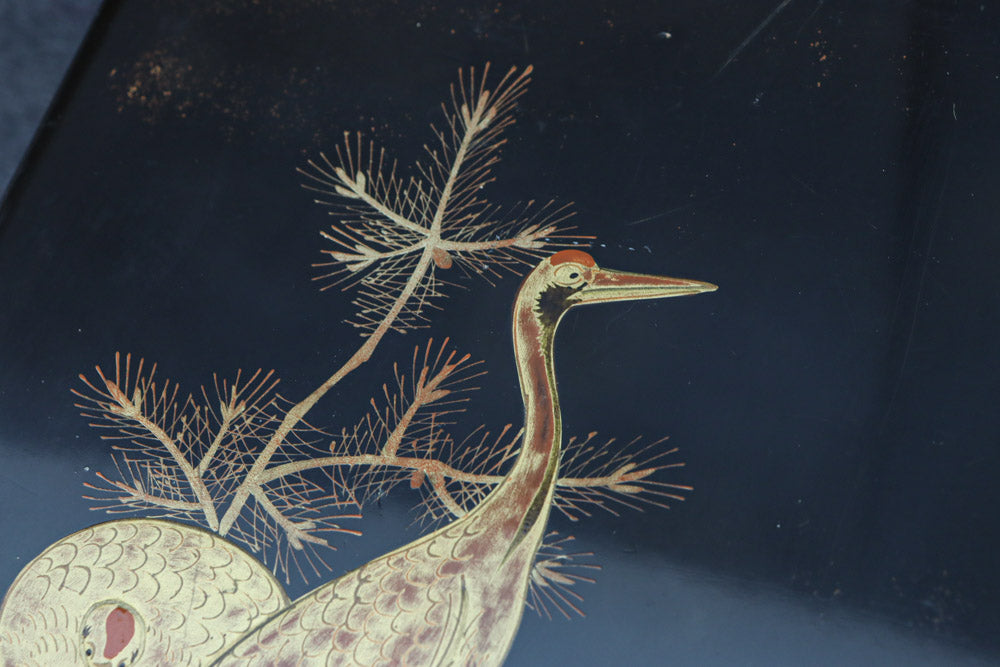 2羽の鶴が戯れる絵柄で上品な面持ちの蒔絵木箱　DC8389