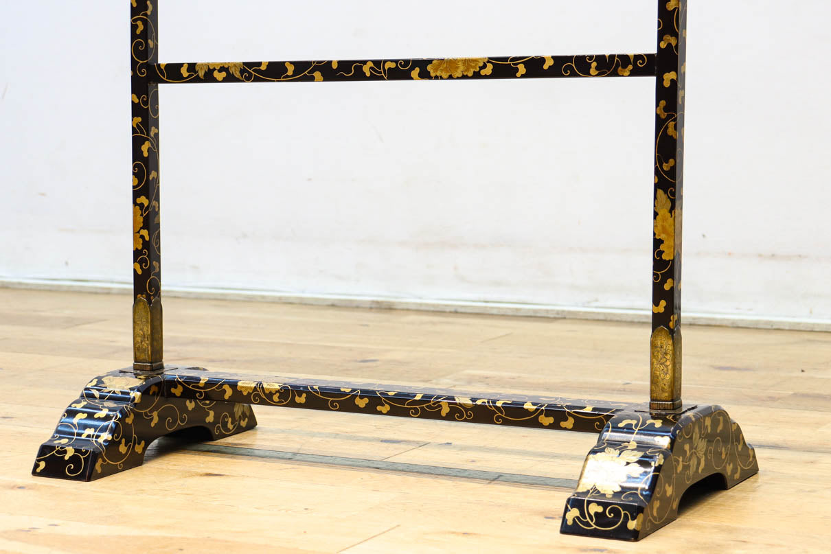 黒漆で雅な気品溢れる手ぬぐい掛け　DC8401a