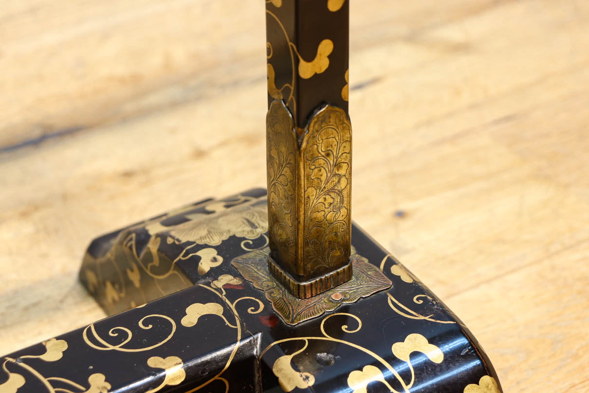 黒漆で雅な気品溢れる手ぬぐい掛け　DC8401a