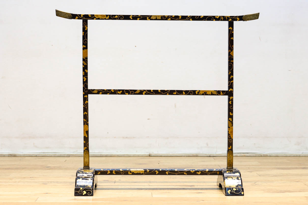 黒漆で雅な気品溢れる手ぬぐい掛け　DC8401a