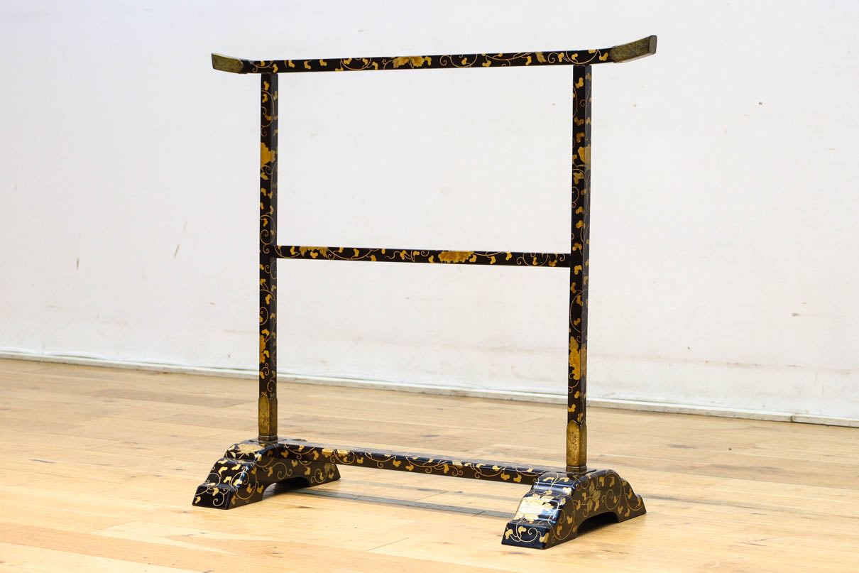 黒漆で雅な気品溢れる手ぬぐい掛け　DC8401a